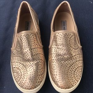 Steve Madden gold eyelet slides 9